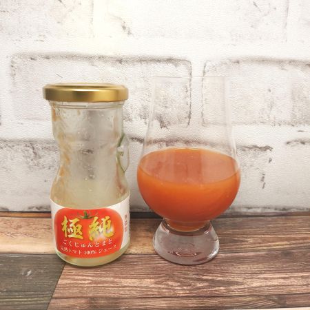 「トマトジュース 極純(無塩)」とテイスティンググラスの画像
