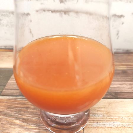 「トマトジュース 極純(無塩)」をテイスティンググラスに注いだ画像