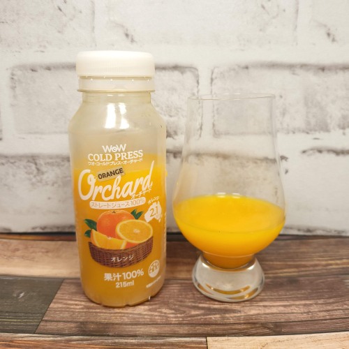 「Wow コールドプレスオーチャード オレンジ果汁」とテイスティンググラスの画像