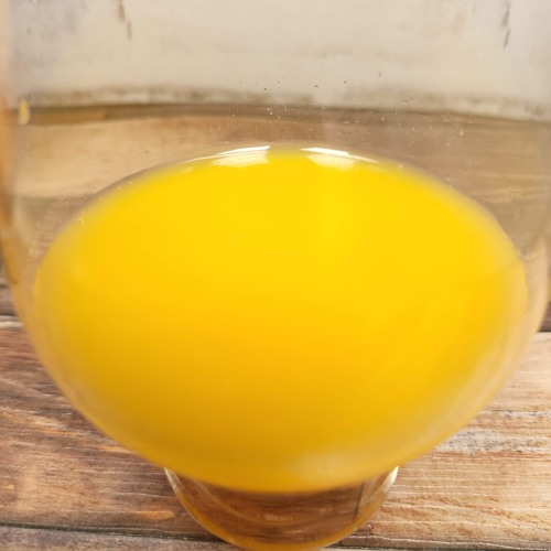 「Wow コールドプレスオーチャード オレンジ果汁」をテイスティンググラスに注いだ画像