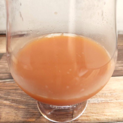 「Wow コールドプレスオーチャード ブラッドオレンジ果汁」をテイスティンググラスに注いだ画像