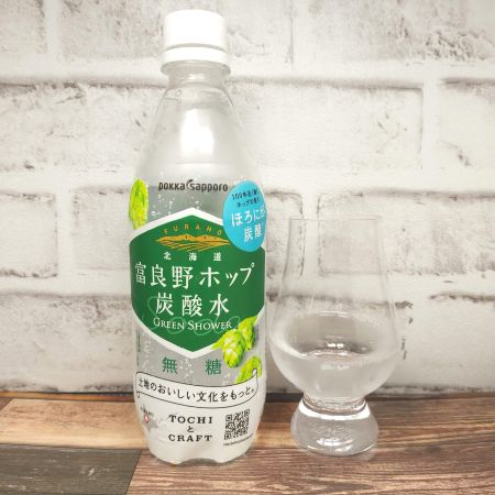 「北海道富良野ホップ炭酸水」とテイスティンググラスの画像