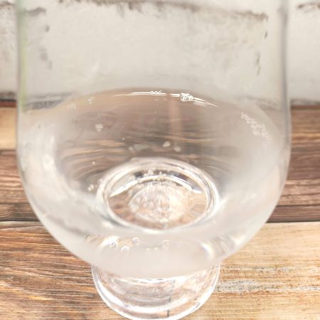 「北海道富良野ホップ炭酸水」をテイスティンググラスに注いだ画像