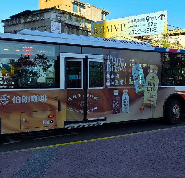 Mr.Brown Pure Brew 伯爵千層風味拿鐵のバス広告