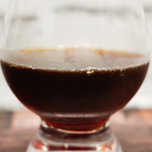 「TULLY'S COFFEE BARISTA'S BLACK」をテイスティンググラスに注いだ画像