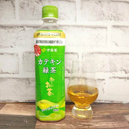 「伊藤園 お～いお茶 カテキン緑茶」とテイスティンググラスの画像