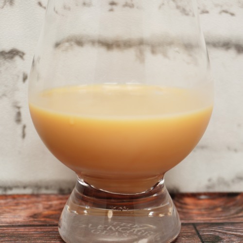 「なめらか玄米ミルク プラス６大栄養素」をテイスティンググラスに注いだ画像