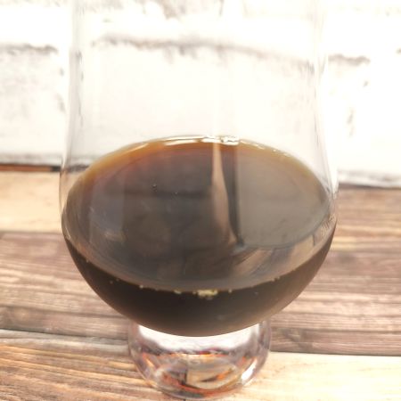 「TULLY’S COFFEE Smooth BLACK」をテイスティンググラスに注いだ画像