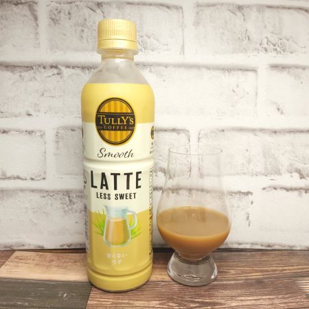 「TULLY’S COFFEE Smooth LATTE LESS SWEET」とテイスティンググラスの画像