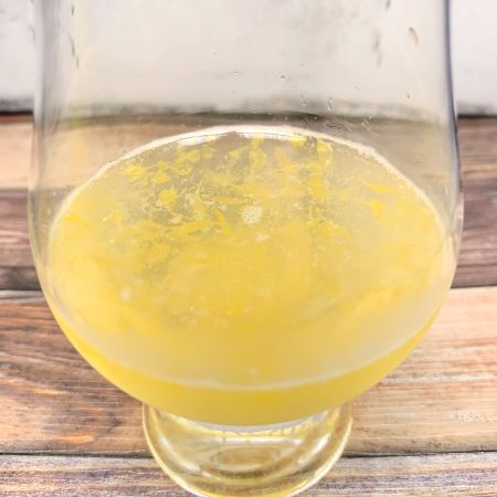 「ぎゅっと搾ったレモン水」をテイスティンググラスに注いだ画像