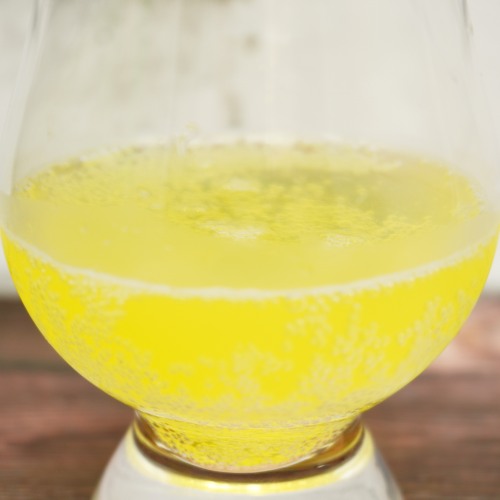 「透明感クリームソーダ レモン」をテイスティンググラスに注いだ画像