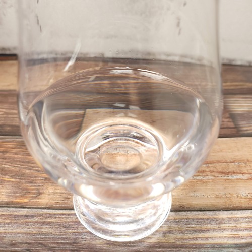 「谷川山系の天然水」をテイスティンググラスに注いだ画像