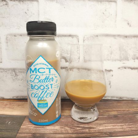 「MCTバターブーストコーヒー」とテイスティンググラスの画像