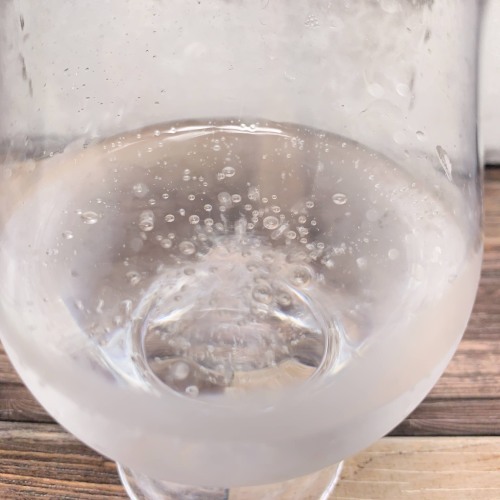 「齋藤飲料工業 激烈炭酸(高圧炭酸水)」をテイスティンググラスに注いだ画像