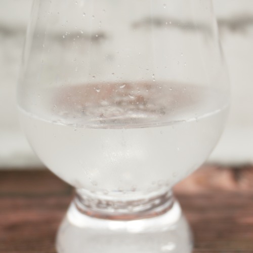 「サントリー天然水 THE STRONG グレフルソルティ」をテイスティンググラスに注いだ画像