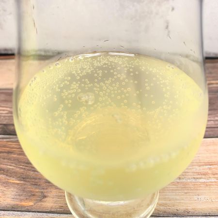 「C．C．レモン メロンミックス」をテイスティンググラスに注いだ画像