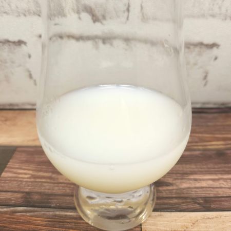 「クラフトボス レモンミルク」をテイスティンググラスに注いだ画像