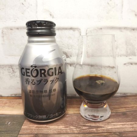 「ジョージア 香るブラック」とテイスティンググラスの画像
