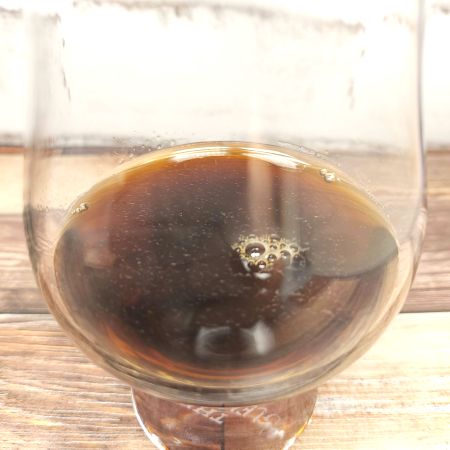 「ジョージア 香るブラック」をテイスティンググラスに注いだ画像
