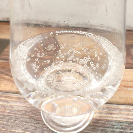 「伊賀の天然水梨スパークリング」をテイスティンググラスに注いだ画像