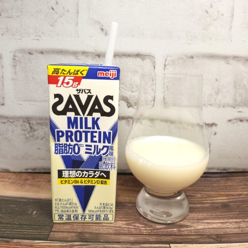「SAVAS MILK PROTEIN 脂肪0 ミルク風味」とテイスティンググラスの画像