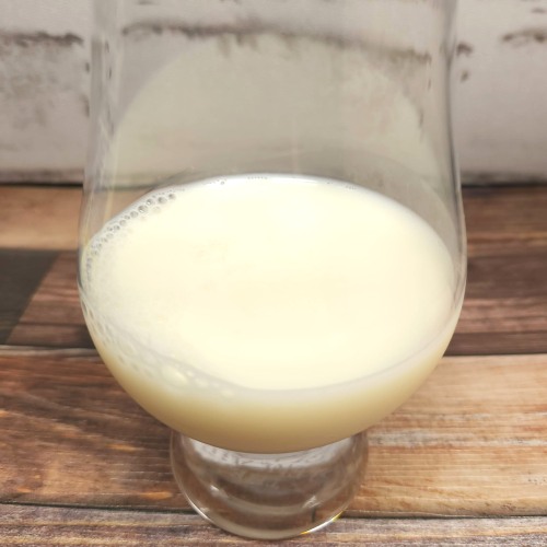 「SAVAS MILK PROTEIN 脂肪0 ミルク風味」をテイスティンググラスに注いだ画像