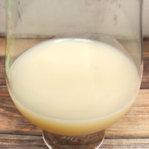 「SAVAS MILK PROTEIN プラスSOY ソイミルク風味」をテイスティンググラスに注いだ画像