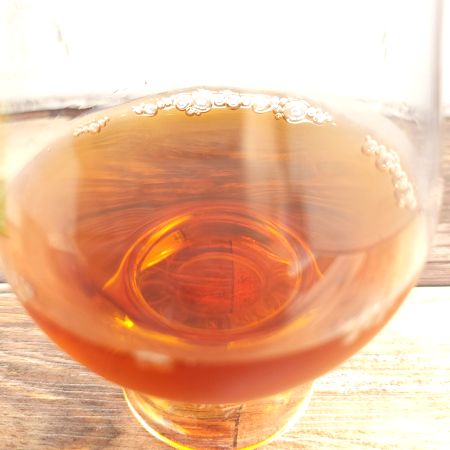 「日東紅茶 フルーツ香るマスカット紅茶」をテイスティンググラスに注いだ画像