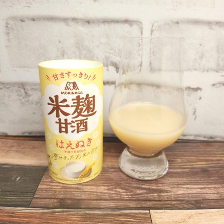 「森永のやさしい米麹甘酒」とテイスティンググラスの画像