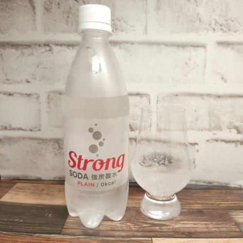 「ローソン Storong SODA 強炭酸水 プレーン」とテイスティンググラスの画像