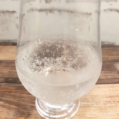 「ローソン Storong SODA 強炭酸水 プレーン」をテイスティンググラスに注いだ画像