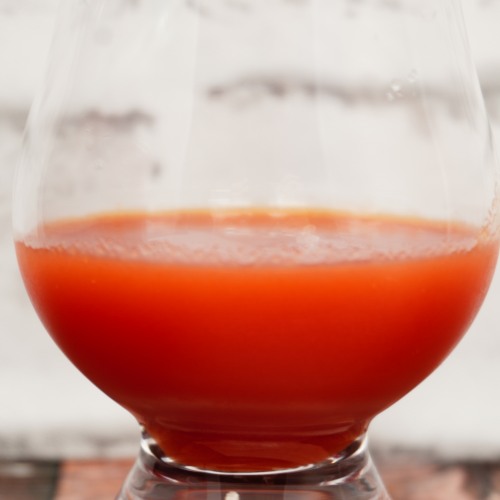 「キリン トマトジュース 濃縮トマト還元」をテイスティンググラスに注いだ画像