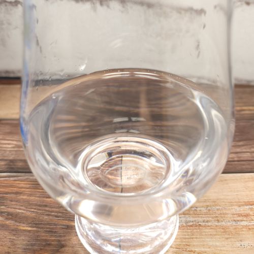 「ゆっポくんの水」をテイスティンググラスに注いだ画像
