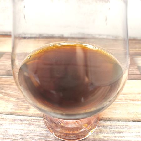 「ジェイアール東海パッセンジャーズ アロマエクスプレスカフェ ブラックコーヒー」をテイスティンググラスに注いだ画像