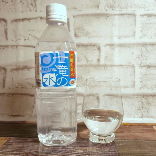 「沖縄の命水・七滝の水」とテイスティンググラスの画像