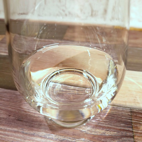「沖縄の命水・七滝の水」をテイスティンググラスに注いだ画像