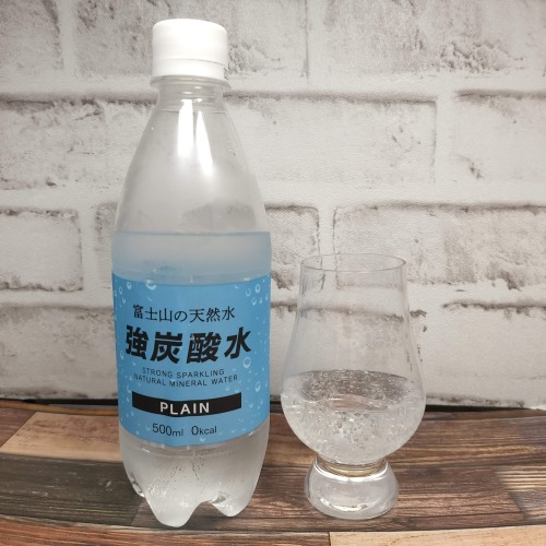 「友桝飲料 富士山の天然水 強炭酸水」とテイスティンググラスの画像