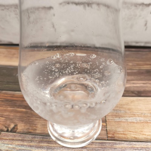 「友桝飲料 富士山の天然水 強炭酸水」をテイスティンググラスに注いだ画像