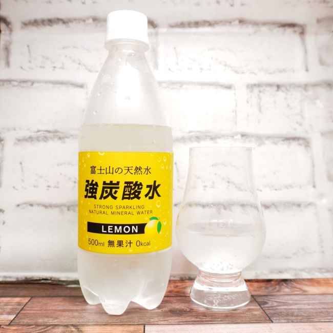 「友桝飲料 富士山の天然水 強炭酸水レモン」の味や見た目の画像(写真)1