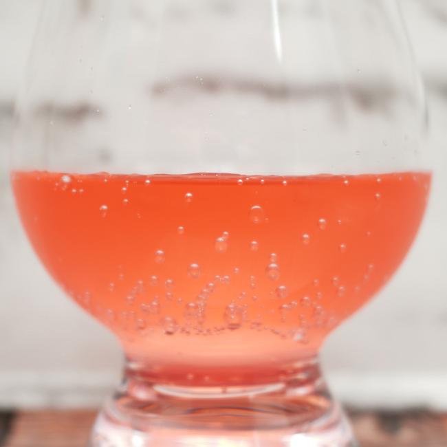 「友桝飲料 みんなのピンクグレープフルーツ シュワシュワソーダ」の味や見た目の画像(写真)2
