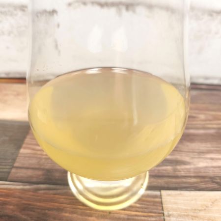 「桜南食品 レモンひやしあめ」をテイスティンググラスに注いだ画像