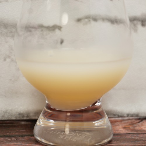 「菊正宗 大吟醸deあま酒 5-ALA」をテイスティンググラスに注いだ画像