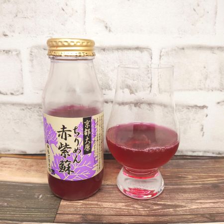 「京都大原ちりめん赤紫蘇ジュース」とテイスティンググラスの画像