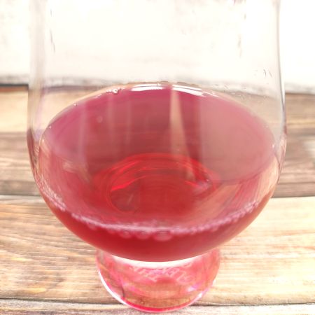 「京都大原ちりめん赤紫蘇ジュース」をテイスティンググラスに注いだ画像