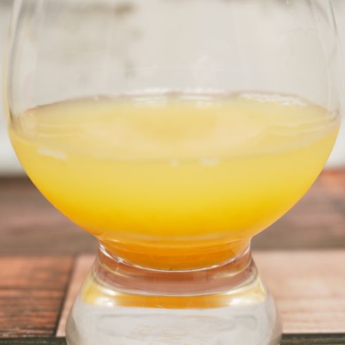 「マルカイ 順造選 すりおろしりんご汁」をテイスティンググラスに注いだ画像