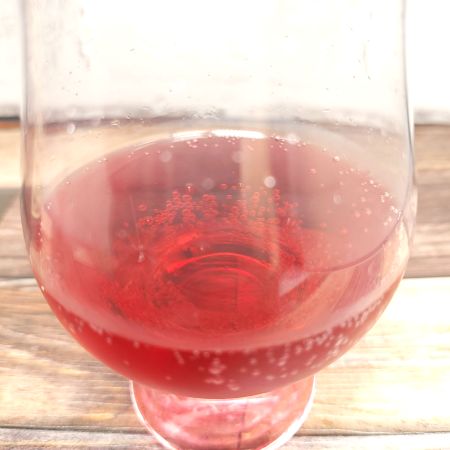 「バラデン コーラ」をテイスティンググラスに注いだ画像