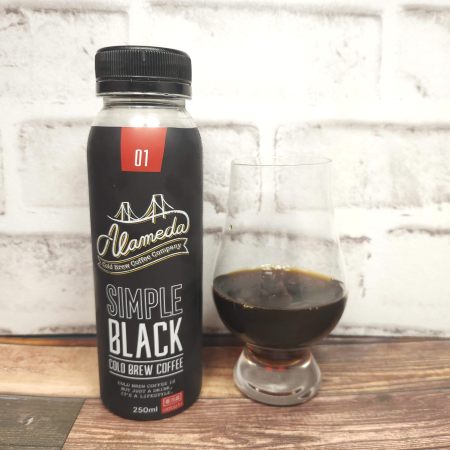 「ALAMEDA コールドブリューコーヒー シンプルブラック」とテイスティンググラスの画像