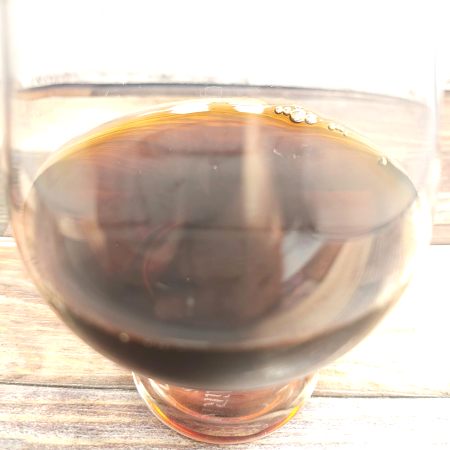 「ALAMEDA コールドブリューコーヒー シンプルブラック」をテイスティンググラスに注いだ画像
