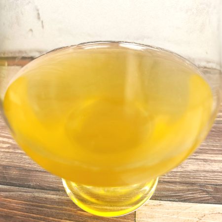 「綾鷹 濃い緑茶」をテイスティンググラスに注いだ画像