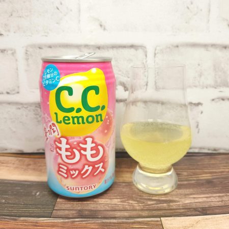「C.C.レモン 豊潤ももミックス」とテイスティンググラスの画像